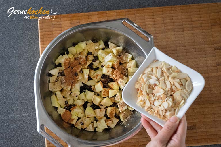 Apfelstrudel mit Tonkabohnen-Sauce – Zubereitungsschritt 5