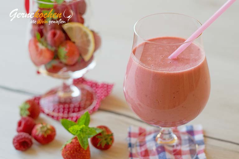 Erdbeer-Himbeer-Vanille-Smoothie mit griechischem Joghurt