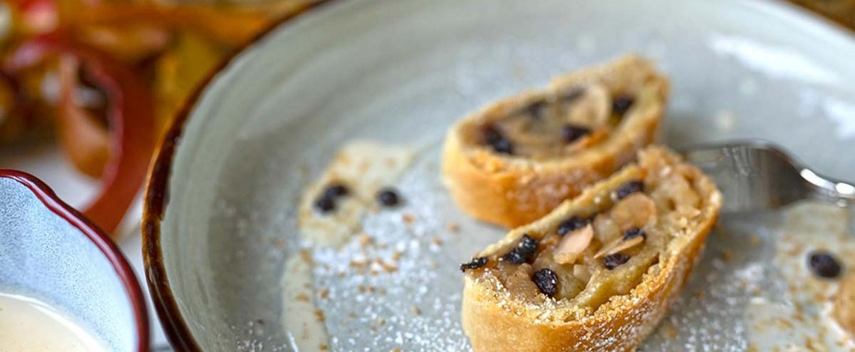 Apfelstrudel mit Tonkabohnen-Sauce Apfelstrudel mit Tonkabohnen-Sauce