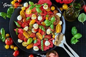 Insalata ca­prese mit bun­­ten To­­ma­­ten