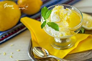 Griechisches Zitro­nen-Jo­ghurt-Eis 