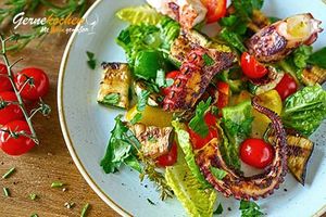 Gegrillte Tintenfischarme auf tos­­ka­­ni­­schem Ge­­mü­­se-Sa­­lat