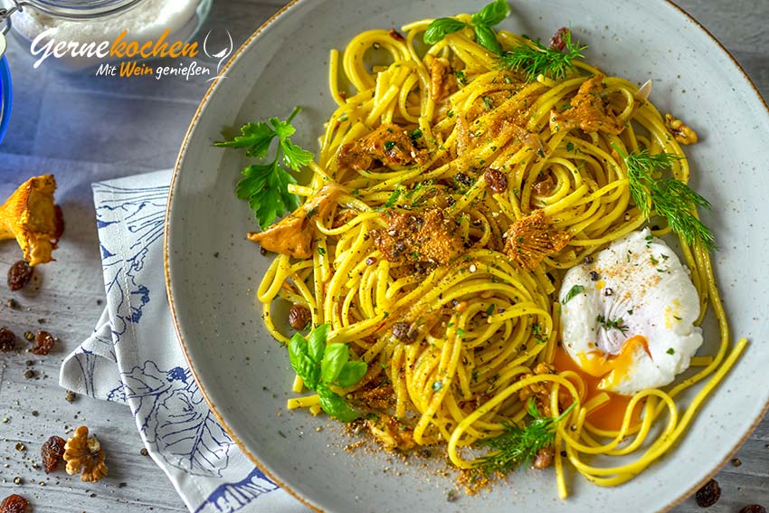 Food-Fotografie: Safran-Linguini mit Pfifferlingen und pochiertem Ei