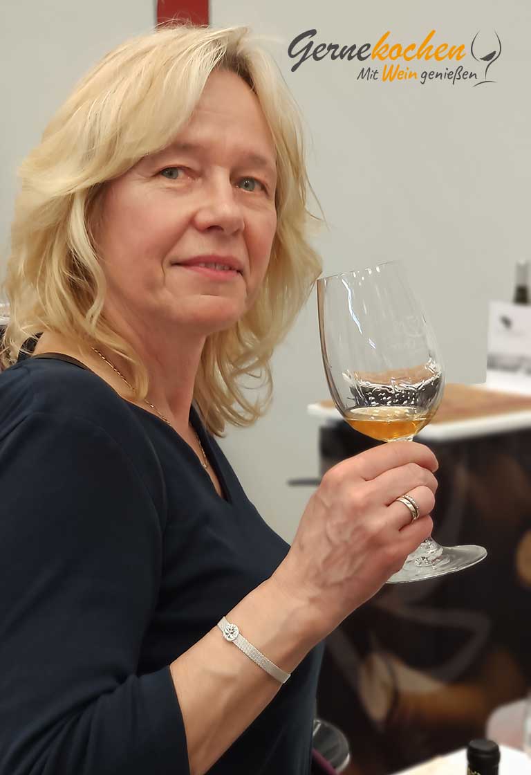Foodbloggerin Claudia Salzmann bei der Weindegustation