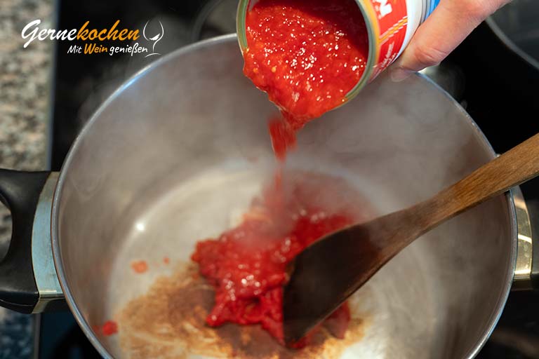 Fussili mit schneller Tomatensauce – Zubereitungsschritt 1.2