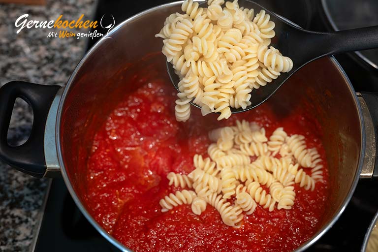 Fussili mit schneller Tomatensauce – Zubereitungsschritt 6.1