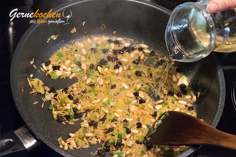 Gefüllte Tintenfische in Tomatensauce - Arbeitsschritt 2 Gefüllte Tintenfische in Tomatensauce (Kalamarákia gemistá) - Zubereitungsschritt 2