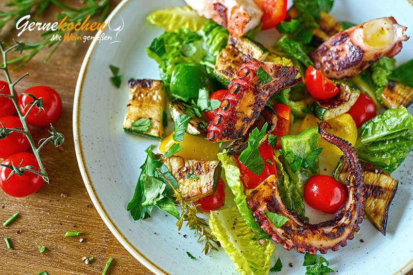 Gegrillte Tintenfischarme auf tos­ka­ni­schem Ge­mü­se-Sa­lat