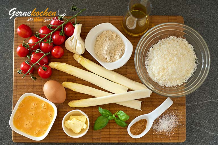 Gebratener Parmesan-Spargel mit Basilikum und Tomaten – Zubereitungsschritt 1