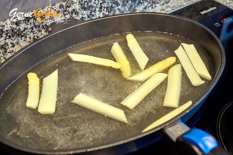 Gebratener Parmesan-Spargel mit Basilikum und Tomaten – Zubereitungsschritt 2