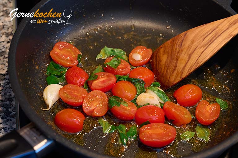 Gebratener Parmesan-Spargel mit Basilikum und Tomaten – Zubereitungsschritt 3