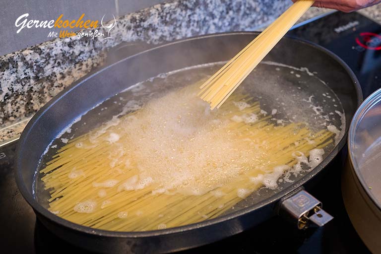 Gebratener Parmesan-Spargel mit Basilikum und Tomaten – Zubereitungsschritt 6