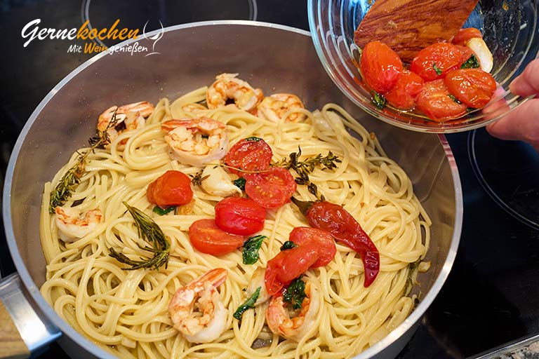 Gebratener Parmesan-Spargel mit Basilikum und Tomaten – Zubereitungsschritt 8