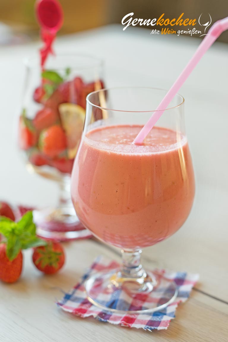 Erdbeer-Himbeer-Vanille-Smoothie mit Minze und griechischem Joghurt