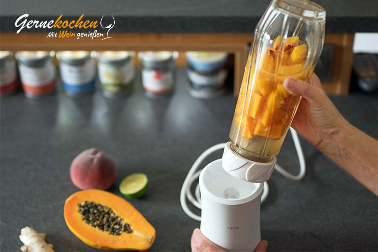 Pfirsich-Papaya-Smoothie mit Kokoswasser – Zubereitungsschritt 2