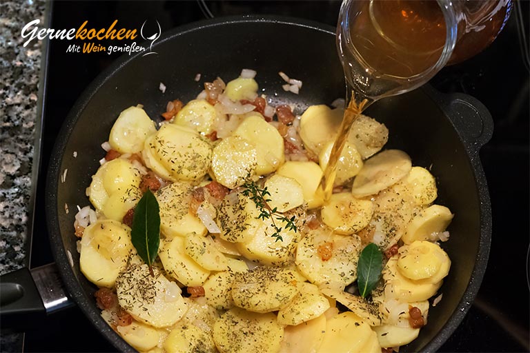 Schmorkartoffeln mit Zwiebeln und Speck – Zubereitungsschritt 2.2