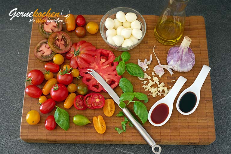 Insalata caprese mit bunten Tomaten – Zubereitungsschritt 2
