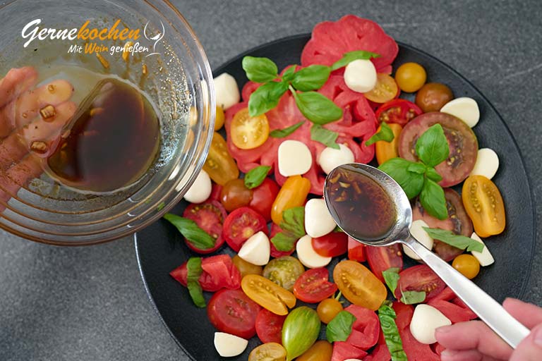 Insalata caprese mit bunten Tomaten – Zubereitungsschritt 4